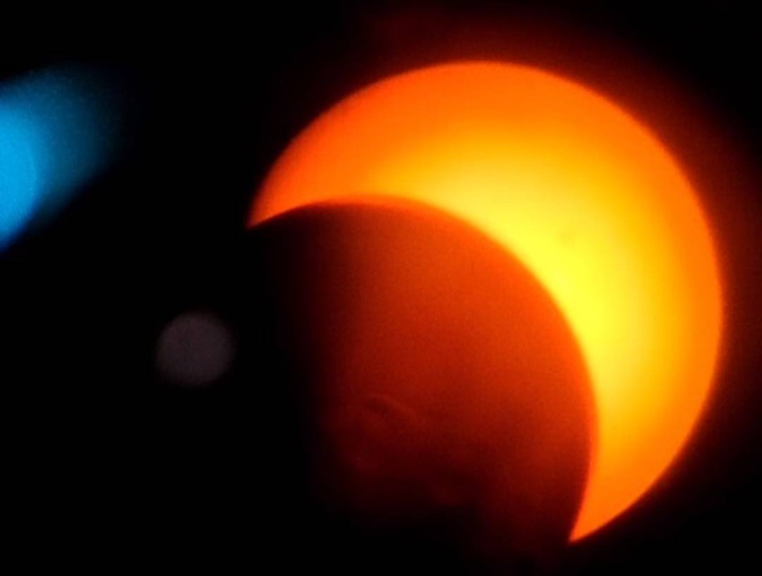 Eclipse solar é visto em São Luís (MA) por volta das 16h16.