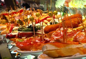 5- Barcelona- Diversos bares servem as famosas tapas, que são pequenas porções de comida para acompanhar uma bebida, custando um ou dois euros.