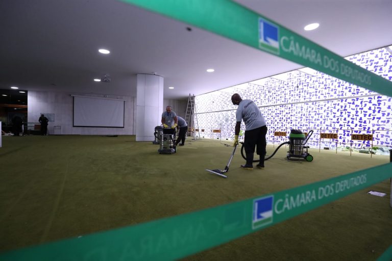 Funcion&amp;aacute;rios secam carpete do Sal&amp;atilde;o Verde, que foi alagado para evitar inc&amp;ecirc;ndio