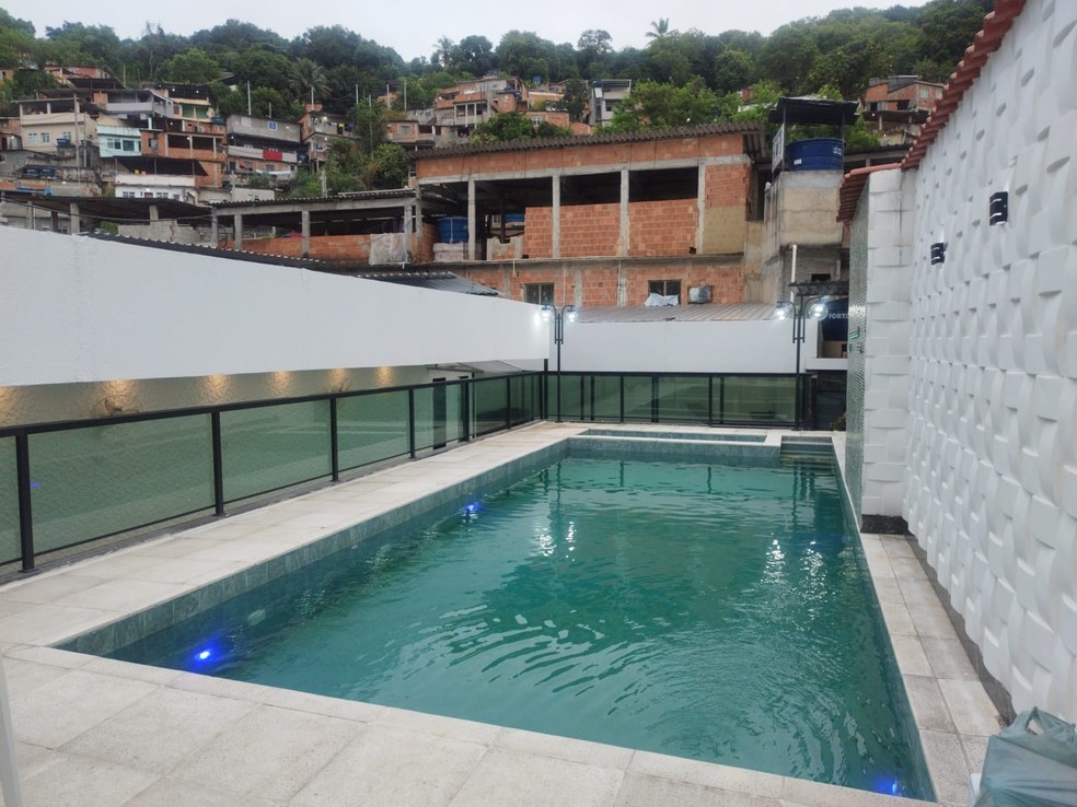 Piscina em &amp;aacute;rea de lazer do tr&amp;aacute;fico no Alem&amp;atilde;o &amp;mdash; Foto: Reprodu&amp;ccedil;&amp;atilde;o/TV Globo