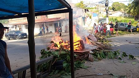 Moradores de Ipioca protestam por falta d'água e bloqueiam AL-101 Norte