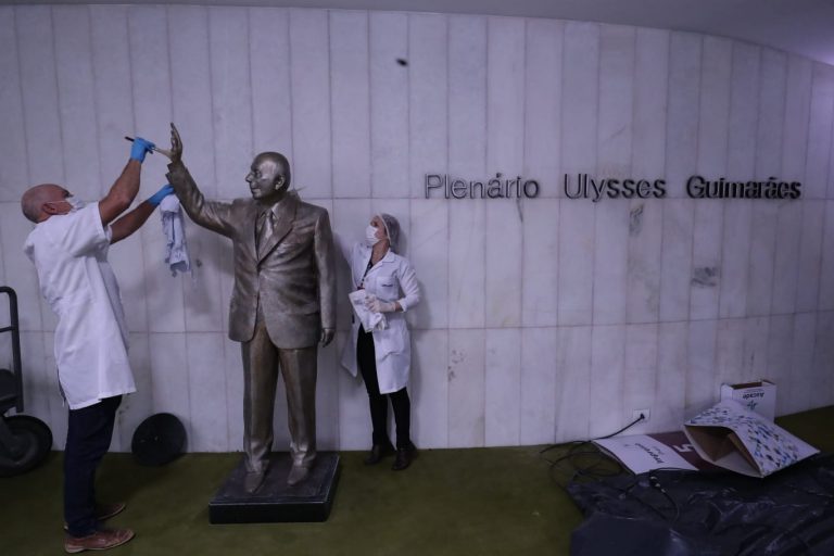 Limpeza da escultura de Ulysses Guimar&amp;atilde;es, na entrada do Plen&amp;aacute;rio