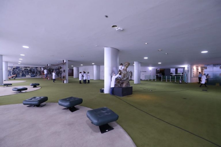 Restauradores limpam e avaliam obras de arte do Sal&amp;atilde;o Verde