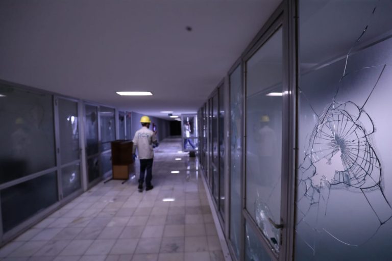 vidros quebrados em corredor