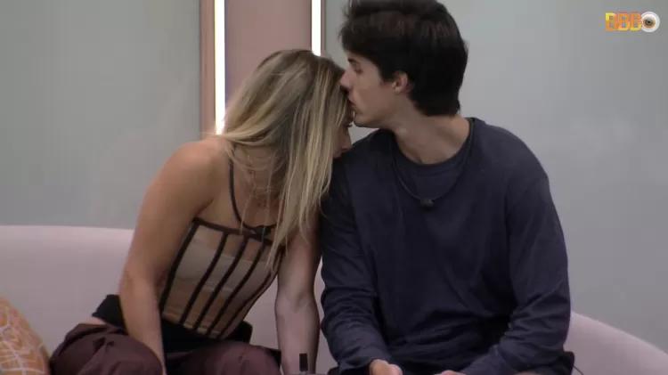 BBB 23: Bruna e Gabriel trocam carinhos após a formação do segundo Paredão - Reprodução/Globoplay - Reprodução/Globoplay