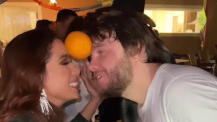 Anitta e Murda Beatz na festa junina da cantora