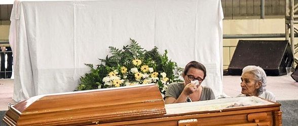 Familiares velam corpo de cantor