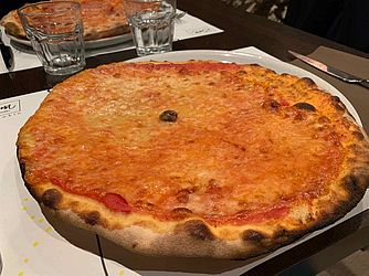 1- Roma- Entre um passeio para admirar a Fontana di Trevi ou o Coliseu, não deixe de experimentar uma pizza al tlagio (pizza vendida em pedaços) ou um delicioso gelatto