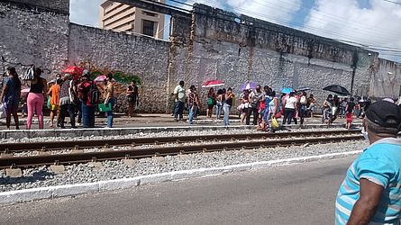 A fila de populares para tentar inscrição no setor de Habitação se estendeu por quase todo o quarteirão