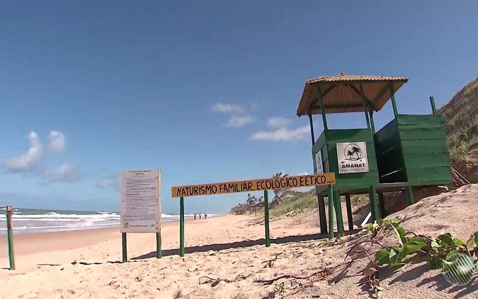 Praia de Massarandupi&amp;oacute;, &amp;uacute;nica destinada oficialmente &amp;agrave; pr&amp;aacute;tica de naturismo na Bahia &amp;mdash; Foto: Imagem/TV Bahia
