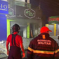 Bombeiros contendo as chamas