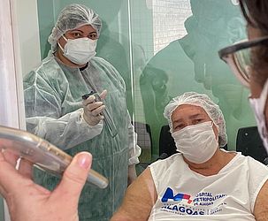 Através de chamada de vídeo, paciente de Covid-19 conversa com o neto