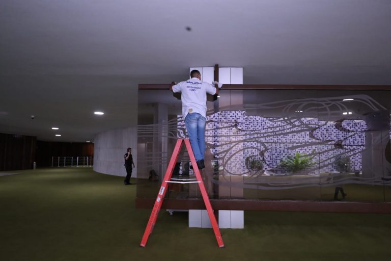 Limpeza em mural do Sal&amp;atilde;o Verde