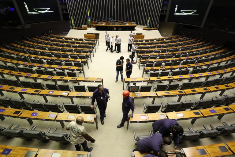 Funcion&amp;aacute;rios consertam bancadas danificadas no Plen&amp;aacute;rio