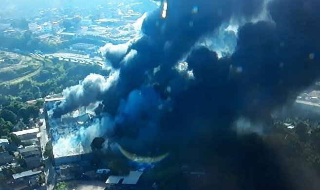 Fumaça se espalhando após incêndio em Salvador. Foto: Record TV