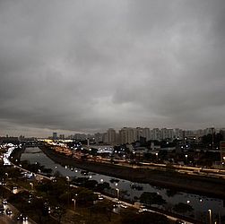 Imagens mostram nuvem de fumaça em cidades do Sudeste 