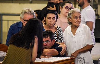 Familiares velam corpo de cantor