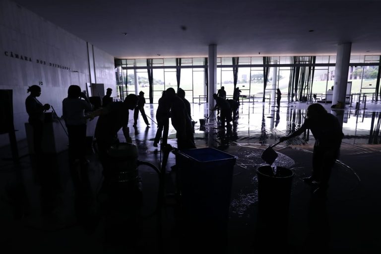 Limpeza do Sal&amp;atilde;o Negro do Congresso Nacional