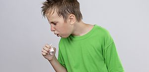 Saiba como identificar e evitar a tosse alérgica infantil