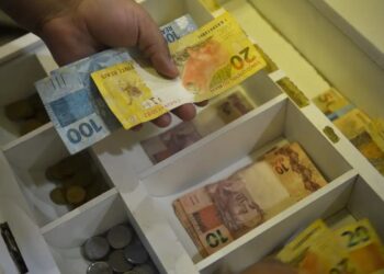 Brasileiros que ganham até R$ 1.518,00 podem receber valor extra do Governo