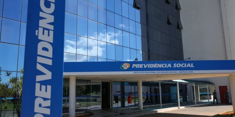 Aposentados vão receber Pix surpresa do INSS em 25/08
