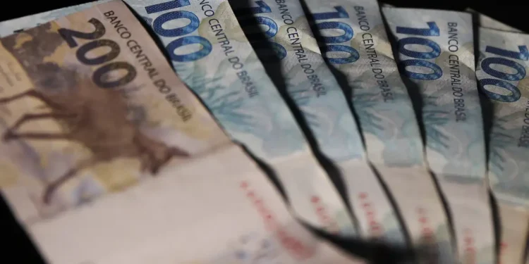 Governo assinou proposta e salário mínimo subiu para R$ 2.275,36