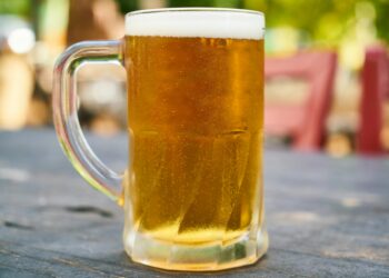 Beber cerveja sem álcool pode custar quase R$ 3.000,00 e a suspensão da CNH