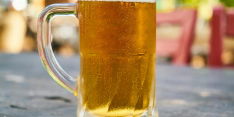 Beber cerveja sem álcool pode custar quase R$ 3.000,00 e a suspensão da CNH