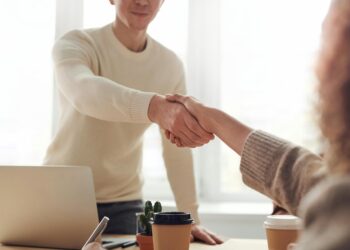 O trabalho curioso de quem é contratado apenas para achar mulheres solteiras para homens