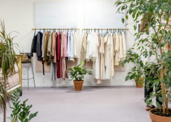 Maior loja de roupas do país encerra atividades e 28 unidades são fechadas