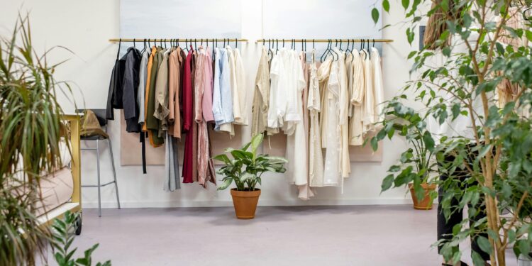 Maior loja de roupas do país encerra atividades e 28 unidades são fechadas