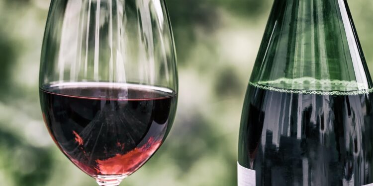 Garrafas de vinhos falsos são confiscadas em mercado e restaurantes famosos
