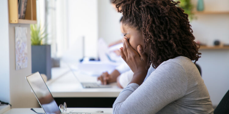 O que a ciência diz sobre quem chora durante o trabalho?