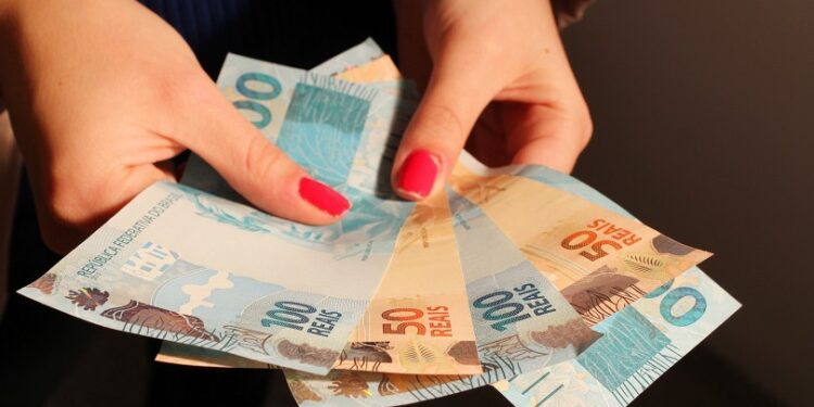Brasileiros nascidos em novembro e dezembro comemoram Pix de R$ 200 do Governo