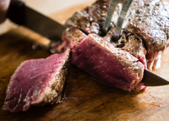 Cozinhar mal esse tipo de alimento pode implicar graves riscos à saúde