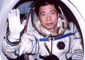 O que esse astronauta chinês ouviu no espaço há 22 anos foi simplesmente bizarro
