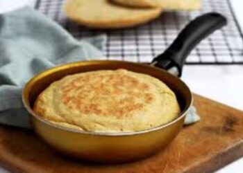 Pão fofinho feito na frigideira leva apenas 6 minutos e fica uma delícia
