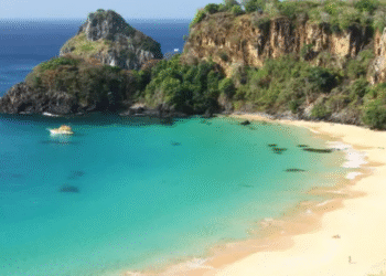 Praia mais procurada do Brasil corre risco de desaparecer