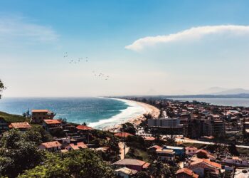 Água invade o litoral: 15% das praias somem e cidades entram em alerta