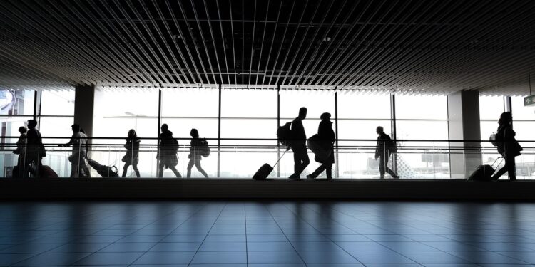 Companhia aérea emite alerta para quem usa malas pretas, azuis e cinzas em aeroportos