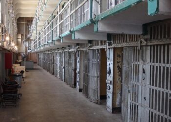 Homem inocente que foi preso por 27 anos é libertado após mulher confessar o crime