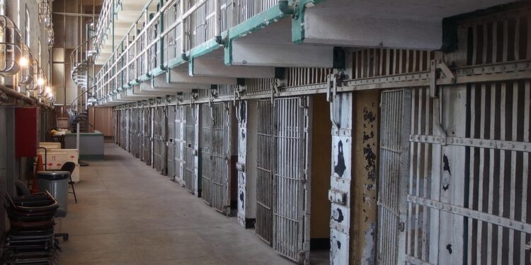 Homem inocente que foi preso por 27 anos é libertado após mulher confessar o crime
