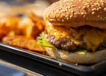 Nova rede de fast food popular quer bater de frente com o McDonald’s e vai abrir 500 unidades no Brasil