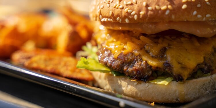 Nova rede de fast food popular quer bater de frente com o McDonald’s e vai abrir 500 unidades no Brasil