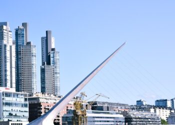 Derrota de Milei em Buenos Aires provoca tombo no peso argentino e faz real alcançar valor recorde