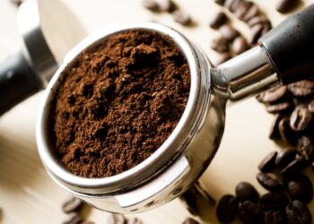 Restos de café podem virar material para construção mais resistente que o concreto