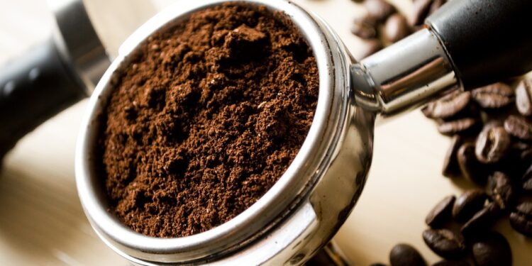 Restos de café podem virar material para construção mais resistente que o concreto