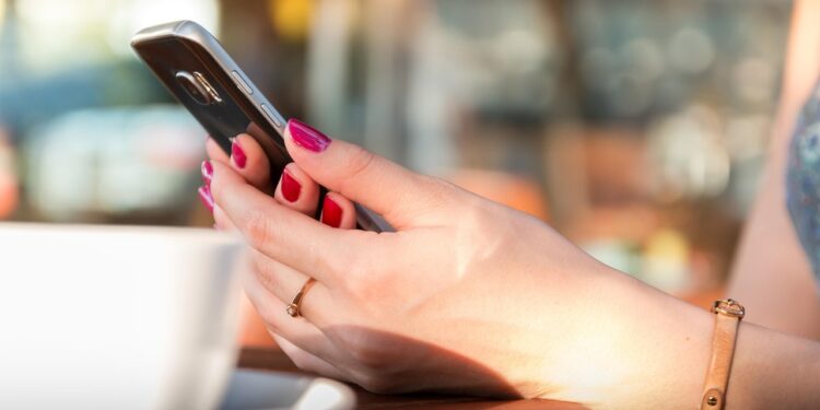 Anatel emite alerta grave para brasileiros que possuem celular