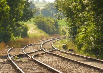 Maior viagem de trem do Brasil começa às 7h, termina 21h e liga mais de 40 cidades