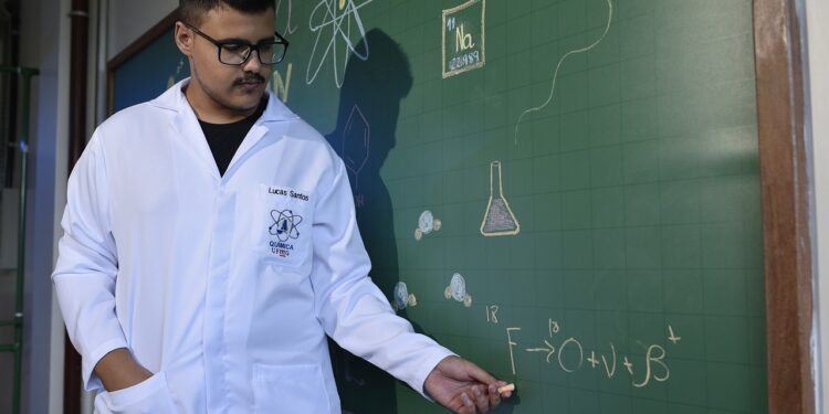 Professores comemoram e vão receber aumento salarial no Brasil